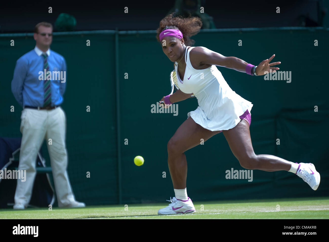 05.07.2012. All England Lawn Tennis e Croquet Club. Londra, Inghilterra. Serena Williams di Stati Uniti in azione contro Victoria Azarenka della Bielorussia durante il signore semi finali a Wimbledon Tennis campionati a tutti England Lawn Tennis e Croquet Club. London, England, Regno Unito Foto Stock