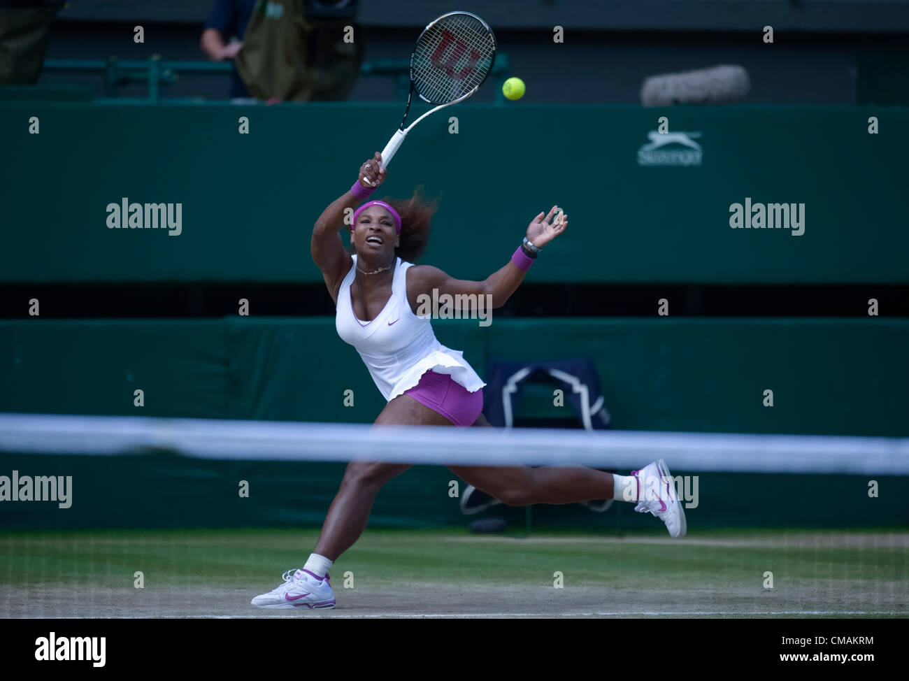 05.07.2012. All England Lawn Tennis e Croquet Club. Londra, Inghilterra. Serena Williams di Stati Uniti in azione contro Victoria Azarenka della Bielorussia durante il signore semi finali a Wimbledon Tennis campionati a tutti England Lawn Tennis e Croquet Club. London, England, Regno Unito Foto Stock