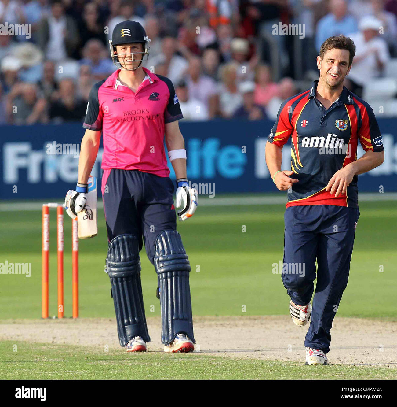 05.07.2012. Chelmsford Essex, Inghilterra. Ryan dieci Doeschate corre a festeggiare con il suo team 05.07.2012 Chelmsford Essex.amici vita T20 Essex Eagles vs Middlesex pantere. Azione a Ford County Ground, Chelmsford Essex. Foto Stock