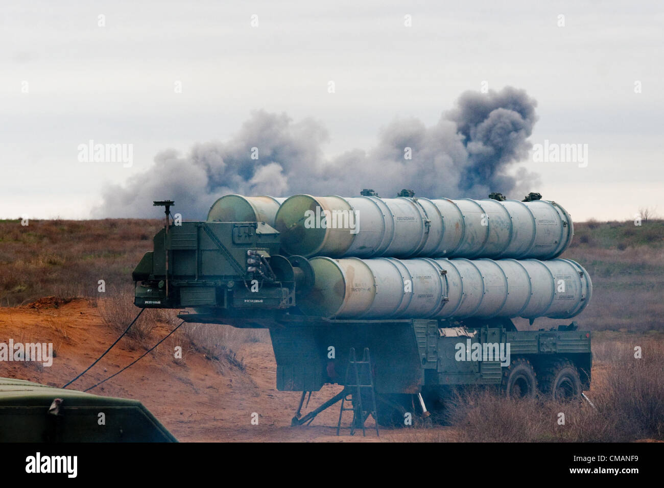 Aprile 20, 2011 - Russia - Iran chiede 4 miliardi di dollari dalla Russia per non offrire S-300 aria difesa Sistema per missile...La S-300 è un cellulare avanzato sistema per missile che può sparare agli aeromobili e missili di crociera fino a 150 km di distanza.Iran inchiostrato una trattativa con la Russia per acquistare la S-300 sistemi di armi nel 2007, tuttavia la Russia ha ritardato i missili' consegna come gli Stati Uniti e Israele hanno fortemente contrari alla vendita del missile in Iran...nell'immagine: Ashuluk campo di addestramento delle forze armate russe nella regione di Astrakhan. Addestramento al Combattimento per S-300 aria difesa missilistica. (Credito Foto Stock