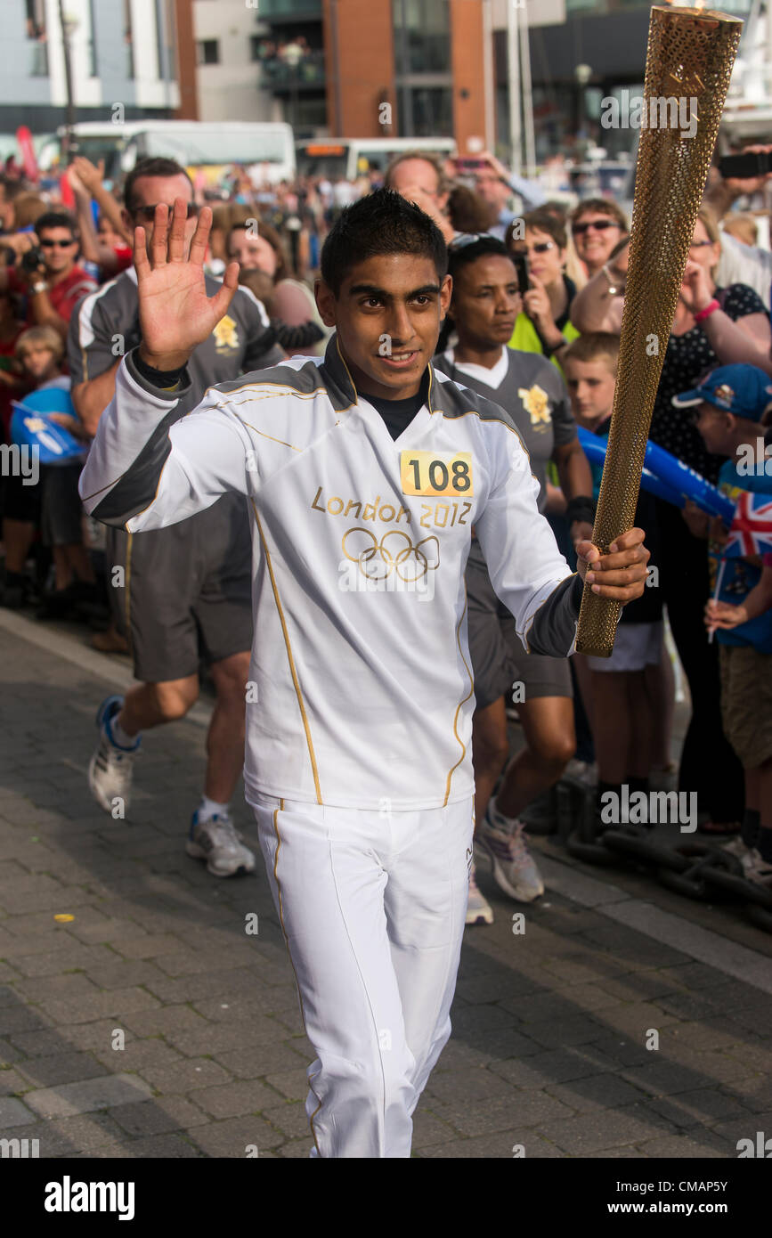 Il 5 luglio 2012, Copyright Claudia Gannon 2012, giorno 48 Torcia Olimpica la torcia olimpica teste per la contea di Suffolk la città di Ipswich in barca. Sole risplende per la Torcia Olimpica in Ipswich #Londra2012TorchRelay Foto Stock