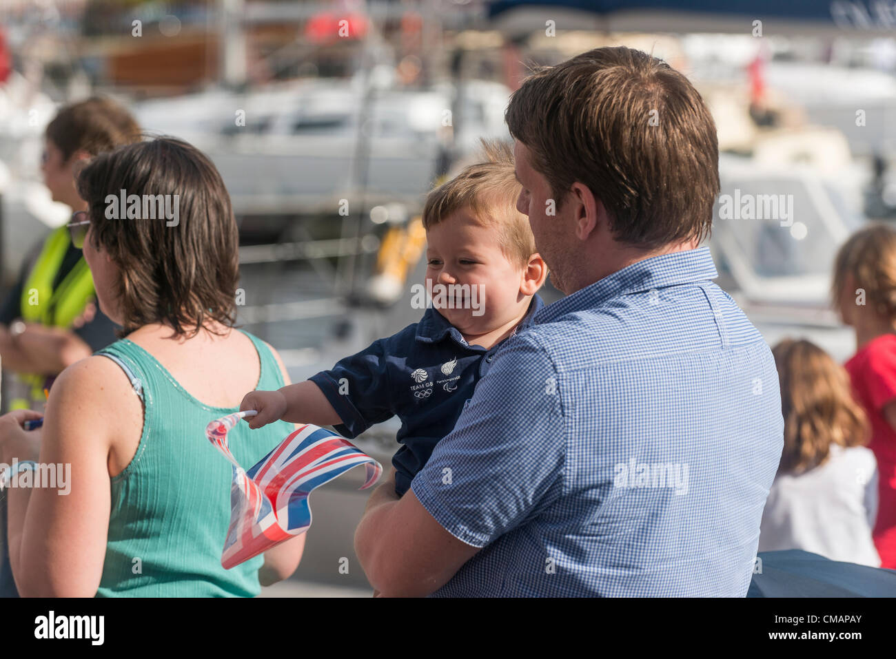 Il 5 luglio 2012, Copyright Claudia Gannon 2012, giorno 48 Torcia Olimpica la torcia olimpica teste per la contea di Suffolk la città di Ipswich in barca. Sole risplende per la Torcia Olimpica in Ipswich. Little Boy sventola una bandiera dell'Union Jack. Foto Stock