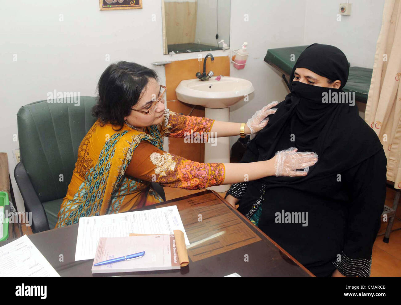 Medico donna esamina i pazienti a gratis Chase medical camp in Kharadar Ospedale Generale di Karachi il Venerdì, 06 luglio, 2012. Foto Stock