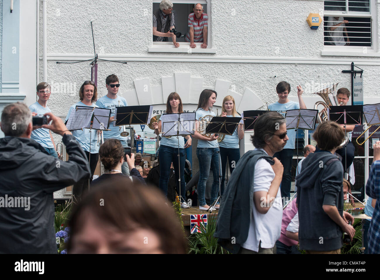 Il 5 luglio 2012, Copyright Claudia Gannon 2012, giorno 48 Torcia Olimpica la torcia olimpica teste per il suffolk coastal town di Aldeburgh. #Londra2012TorchRelay Foto Stock