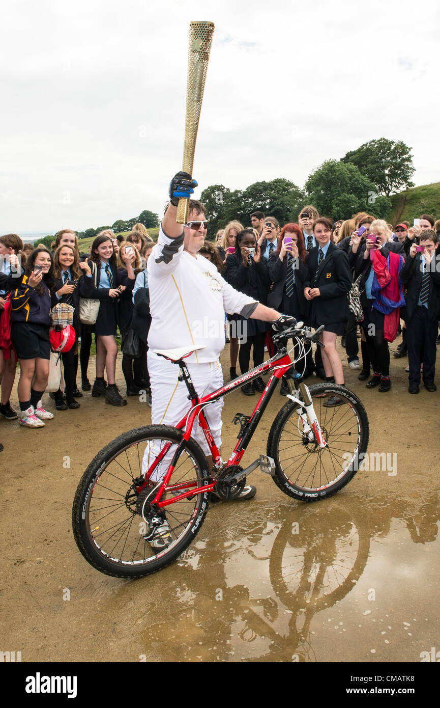 6 luglio 2012. Hadleigh Farm, Hadleigh,Essex, UK. La Torcia Olimpica ha visitato il corso di mountain bike a Hadleigh Farm nel sud dell'Essex. Dan Jarvis ha portato la torcia su un cappio corto del corso prima di passare alla successiva runner, Kim Axford. Foto Stock