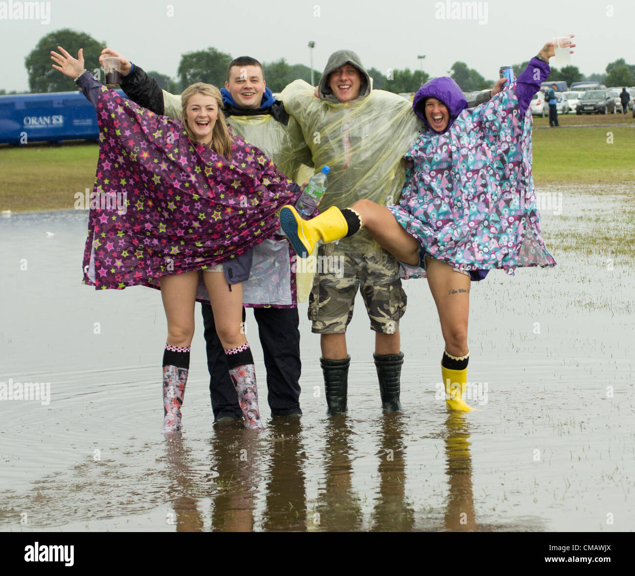 Balado Park, Scotland, Regno Unito. Sabato 7 luglio 2012. Gli appassionati di musica arriva a T nel Parco Festival 2012 a Balado Airfield. Forti piogge e inondazioni hanno colpito diverse zone del Regno Unito. Il clima è inusuale per il mese di luglio. Foto Stock