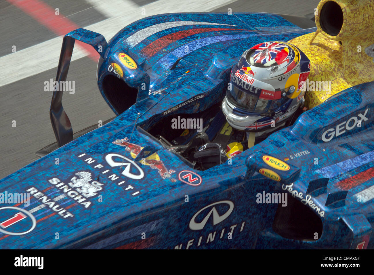 Regno Unito. 07.07.2012. Silverstone, Northants, Inghilterra. Tedesco di Formula Uno pilota Sebastian Vettel della Red Bull, che indossa un casco in un design speciale per il GP di Gran Bretagna, dirige la sua vettura durante la terza sessione di prove sul circuito di Silverstone nel Northamptonshire, Gran Bretagna, 07 luglio 2012. Il Gran Premio di Formula Uno di Gran Bretagna si svolgerà il 08 luglio 2011. Foto Stock