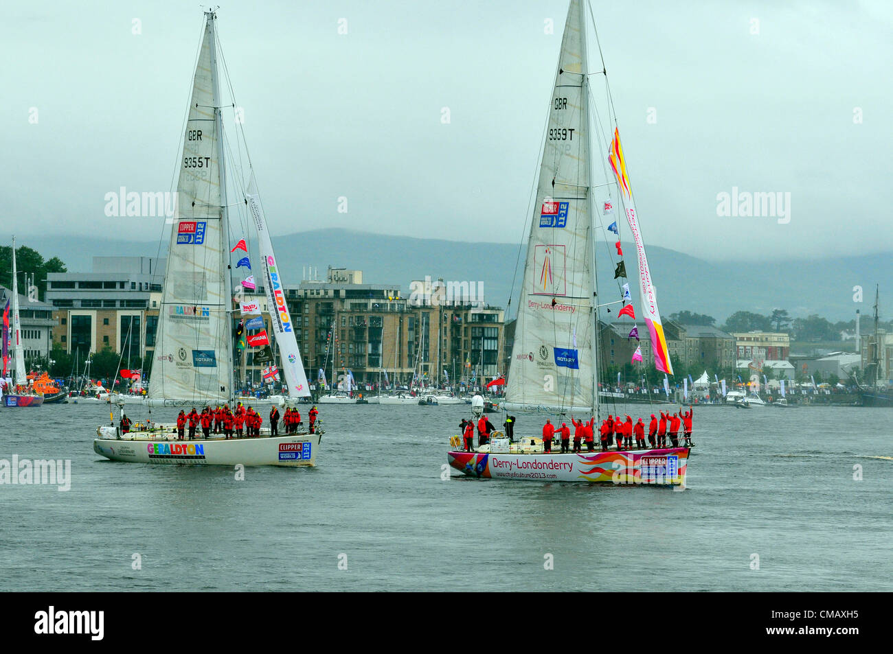 Londonderry, Irlanda del Nord, 7 luglio 2012. Yachts prendendo parte alla Clipper il giro del mondo in barca a vela partono Londonderry, in una sfilata di vela. La TEN-forte flotta inizierà il penultimo 800-mile sprint a Den Helder, Paesi Bassi da Greencastle, County Donegal. La 450 equipaggi gli identici 68-piede racing yachts avrà completato 40.000 miglia di ocean racing quando essi salpare nell'Ocean Village, Southampton il 22 luglio. Foto Stock