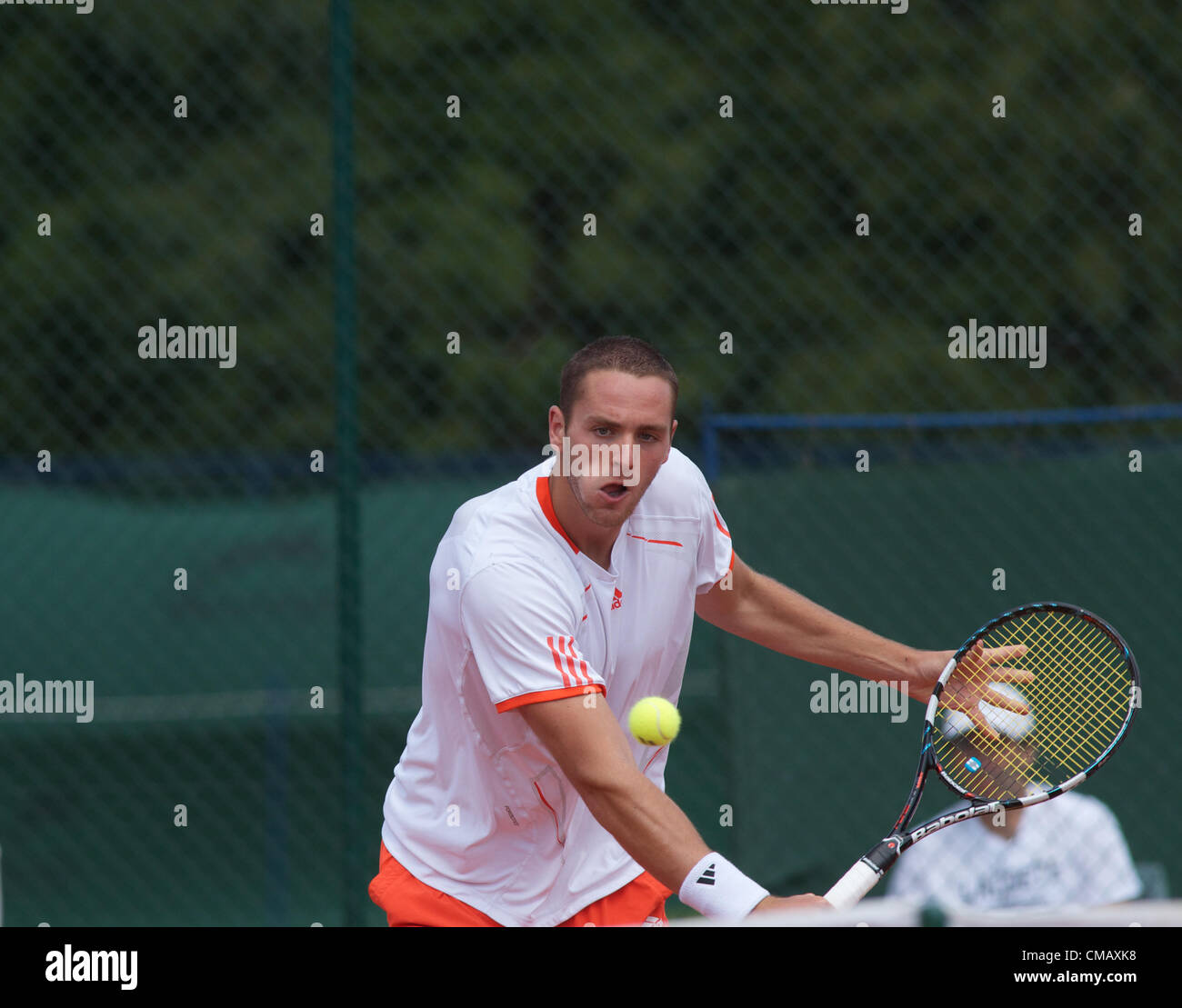 07-07-2012 Albano Olivetti (Francia) in azione contro Josh Goodall (GB) nel finale di AEGON GB Pro-Series presso il Club del Nord, Manchester, Regno Unito. Olivetti (mondo Rankied 310) battere Goodall (Classifica mondiale 215) 7-5. 6-1. Foto Stock