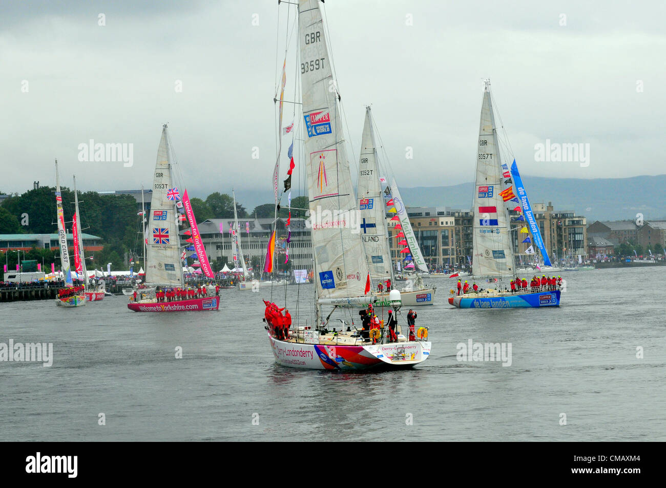 Londonderry, Irlanda del Nord, 7 luglio 2012. Yachts prendendo parte alla Clipper il giro del mondo in barca a vela partono Londonderry, in una sfilata di vela. La TEN-forte flotta inizierà il penultimo 800-mile sprint a Den Helder, Paesi Bassi da Greencastle, County Donegal. La 450 equipaggi gli identici 68-piede racing yachts avrà completato 40.000 miglia di ocean racing quando essi salpare nell'Ocean Village, Southampton il 22 luglio. Foto Stock