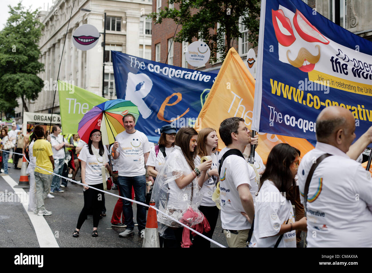 I partecipanti al Gay Pride Londra processione, Baker Street, Londra, Inghilterra, Regno Unito, Europa Foto Stock