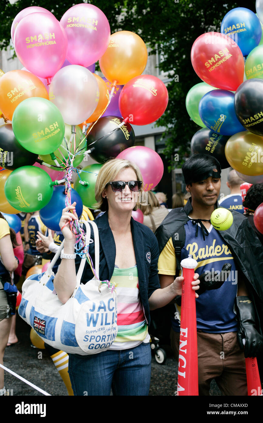 I partecipanti al Gay Pride Londra processione, Baker Street, Londra, Inghilterra, Regno Unito Europa Foto Stock