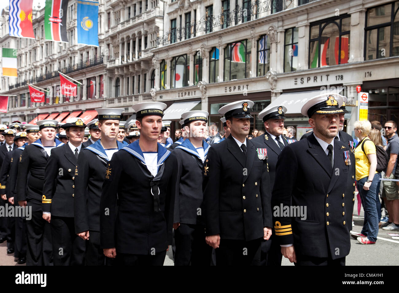 Naval Officer presso il World Pride processione in Regent Street, Londra, Regno Unito - 7 Luglio 2012 Foto Stock