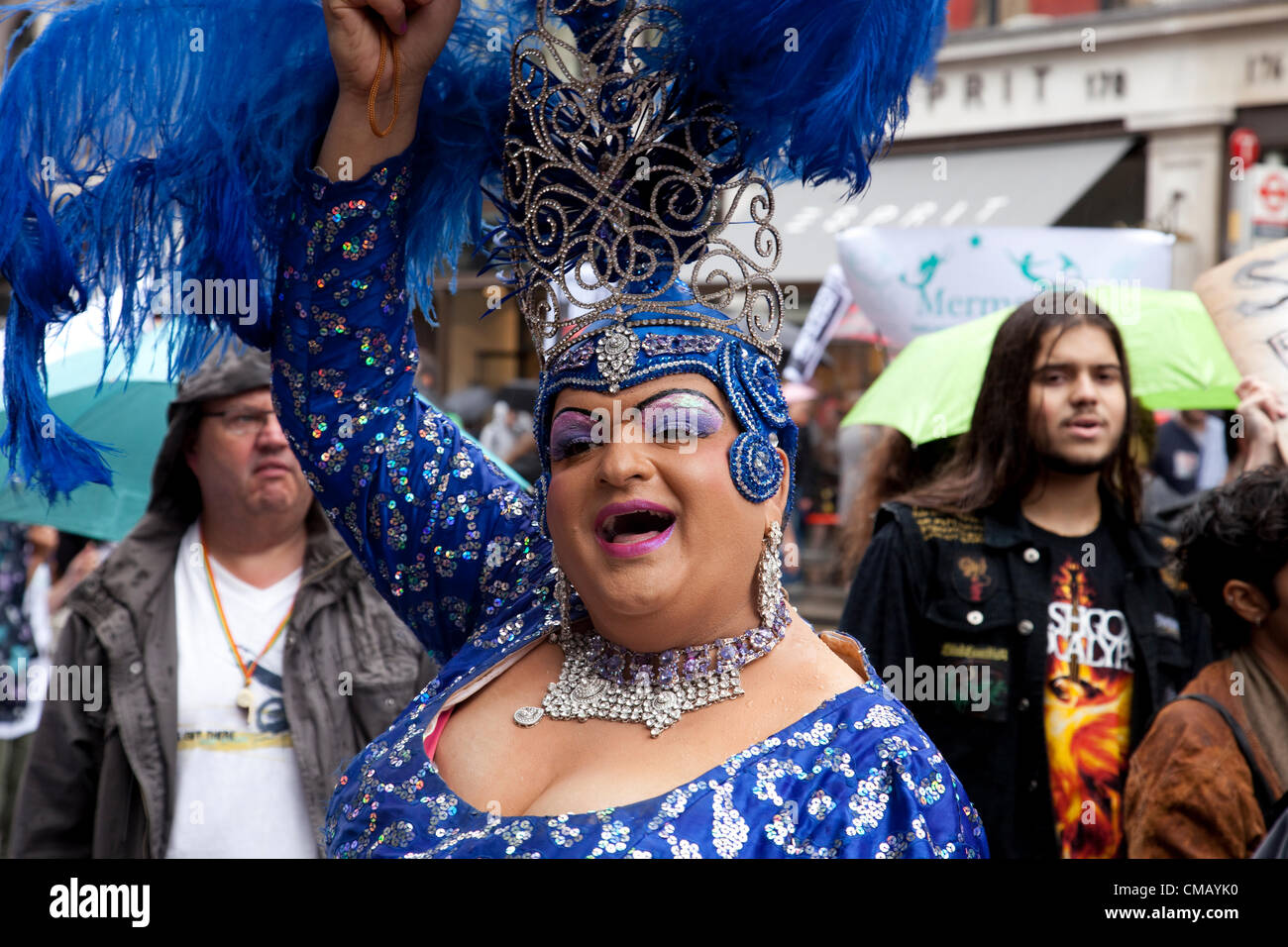 I partecipanti in costume al mondo Gay Pride processione in Regent Street, Londra, Regno Unito - 7 Luglio 2012 Foto Stock