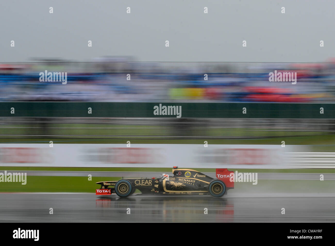 07.07.2012 Towcester, Inghilterra. Kimi Raikkonen di Finlandia e team Lotus F1 in azione durante il Q2 in qualifica per il Santander British Grand Prix, Round 9 del 2012 FIA del Campionato del Mondo di Formula 1 sul circuito di Silverstone. Foto Stock