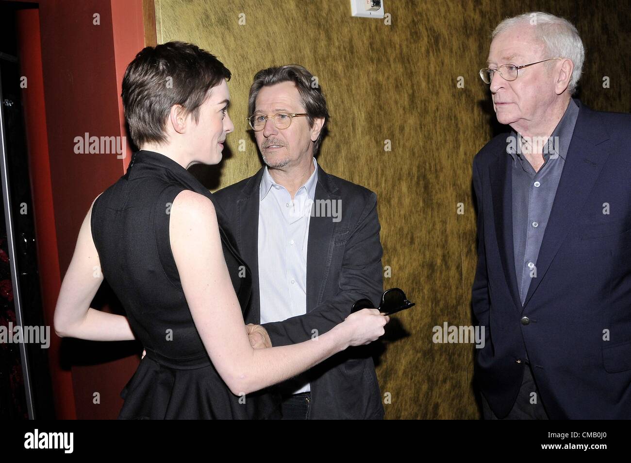 Anne Hathaway, Gary Oldman, Michael Caino di presenze per Handprint Cerimonia di Christopher Nolan a Grauman's, Grauman's Chinese Theatre di Los Angeles, CA Luglio 7, 2012. Foto Da: Michael Germana/Everett Collection Foto Stock