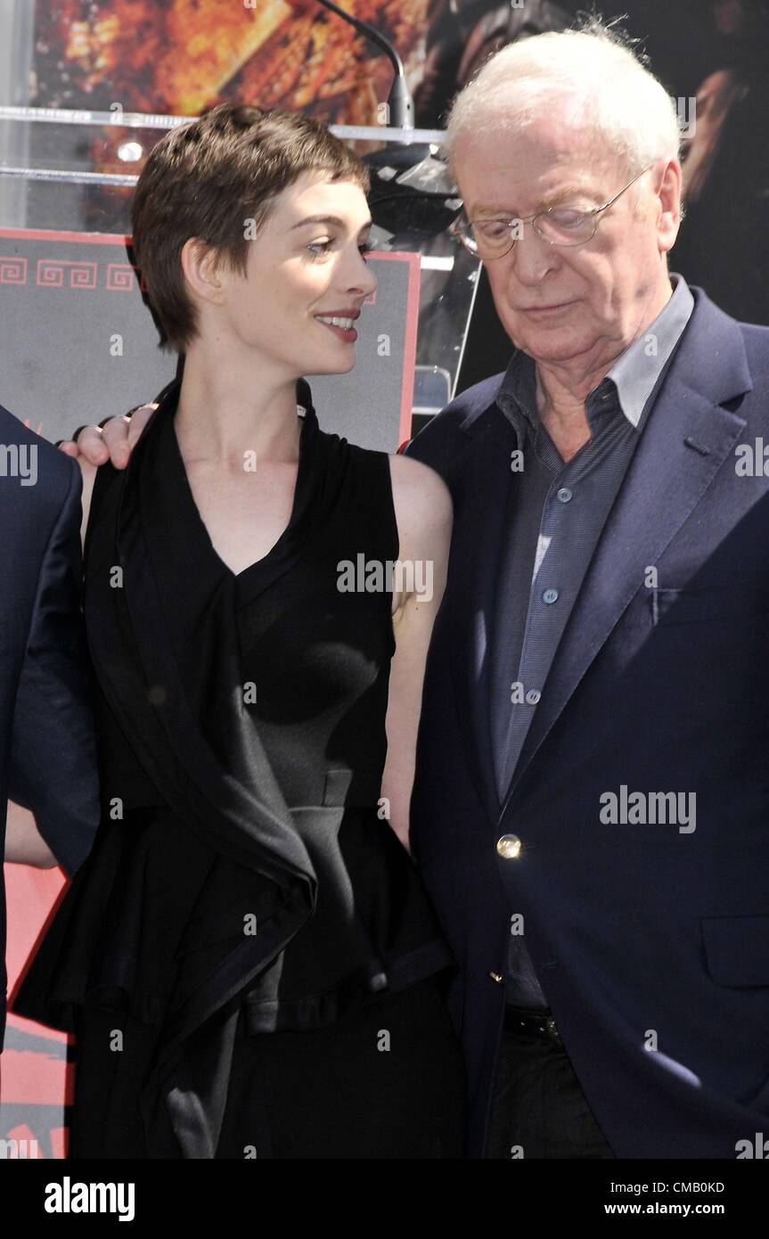 Anne Hathaway, Michael Caino di presenze per Handprint Cerimonia di Christopher Nolan a Grauman's, Grauman's Chinese Theatre di Los Angeles, CA Luglio 7, 2012. Foto Da: Michael Germana/Everett Collection Foto Stock