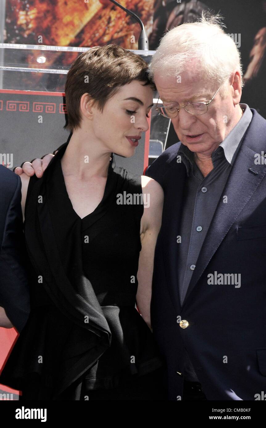 Anne Hathaway, Michael Caino di presenze per Handprint Cerimonia di Christopher Nolan a Grauman's, Grauman's Chinese Theatre di Los Angeles, CA Luglio 7, 2012. Foto Da: Michael Germana/Everett Collection Foto Stock