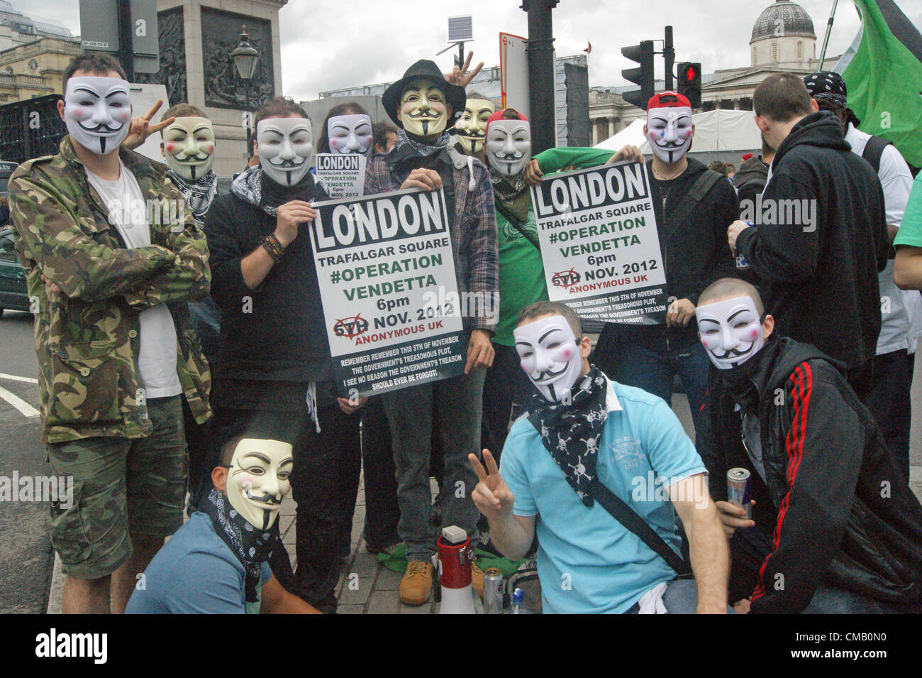 Attivista politico gruppo Annonymous Regno unito al World Pride Evento a Londra in Trafalgar Square distribuendo volantini per la promozione di un evento pianificato il 5 novembre 2012 Foto Stock