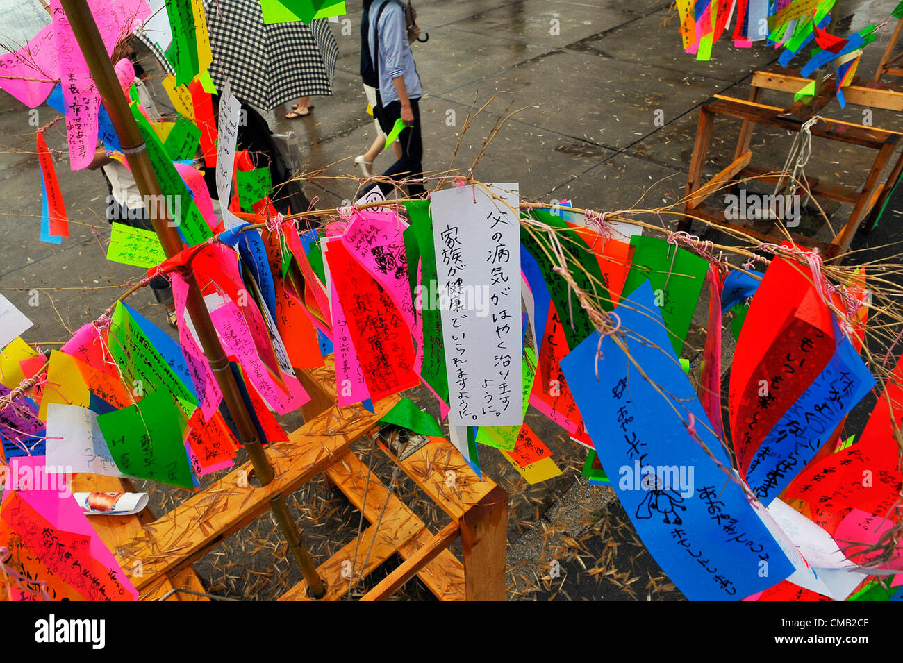 Luglio 7th, 2012 : Tokyo, Giappone - richieste sono state infilate sul bambù come una consuetudine di Tanabata Festival, una tradizionale festa il 7 luglio di ogni anno, a Zojoji, o Tempio Zojo Tempio, a Shibakouen, Minato a Tokyo, in Giappone il 7 luglio 2012. Anche se il festival è stato supposto per celebrare le stelle, pioveva e nuvoloso di quest'anno. (Foto da Koichiro Suzuki/AFLO) Foto Stock