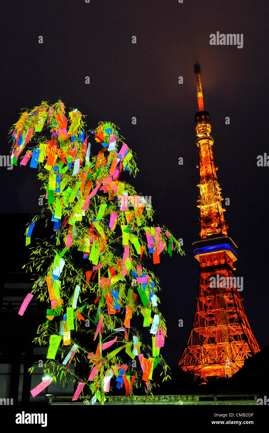 Luglio 7th, 2012 : Tokyo, Giappone - un bambù con il volere della popolazione è stata alleggerita in alto come la Torre di Tokyo, uno dei Tokyo i famosi luoghi di interesse turistico, è stato visto dietro a Tanabata Festival, una tradizionale festa il 7 luglio di ogni anno, a Zojoji, o Tempio Zojo Tempio, a Shibakouen, Minato a Tokyo, in Giappone il 7 luglio 2012. Anche se il festival è stato supposto per celebrare le stelle, pioveva e nuvoloso di quest'anno. (Foto da Koichiro Suzuki/AFLO) Foto Stock