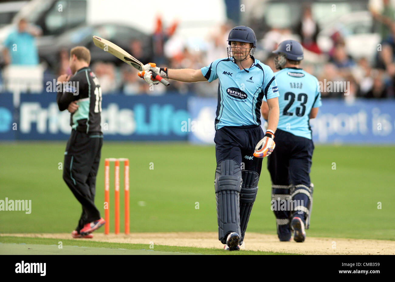 Hove Regno Unito 8 Luglio 2012 / Sussex battitore Luke Wright raggiunge il suo mezzo secolo contro Surrey nel loro T20 partita di cricket a Probiz County Ground Foto Stock