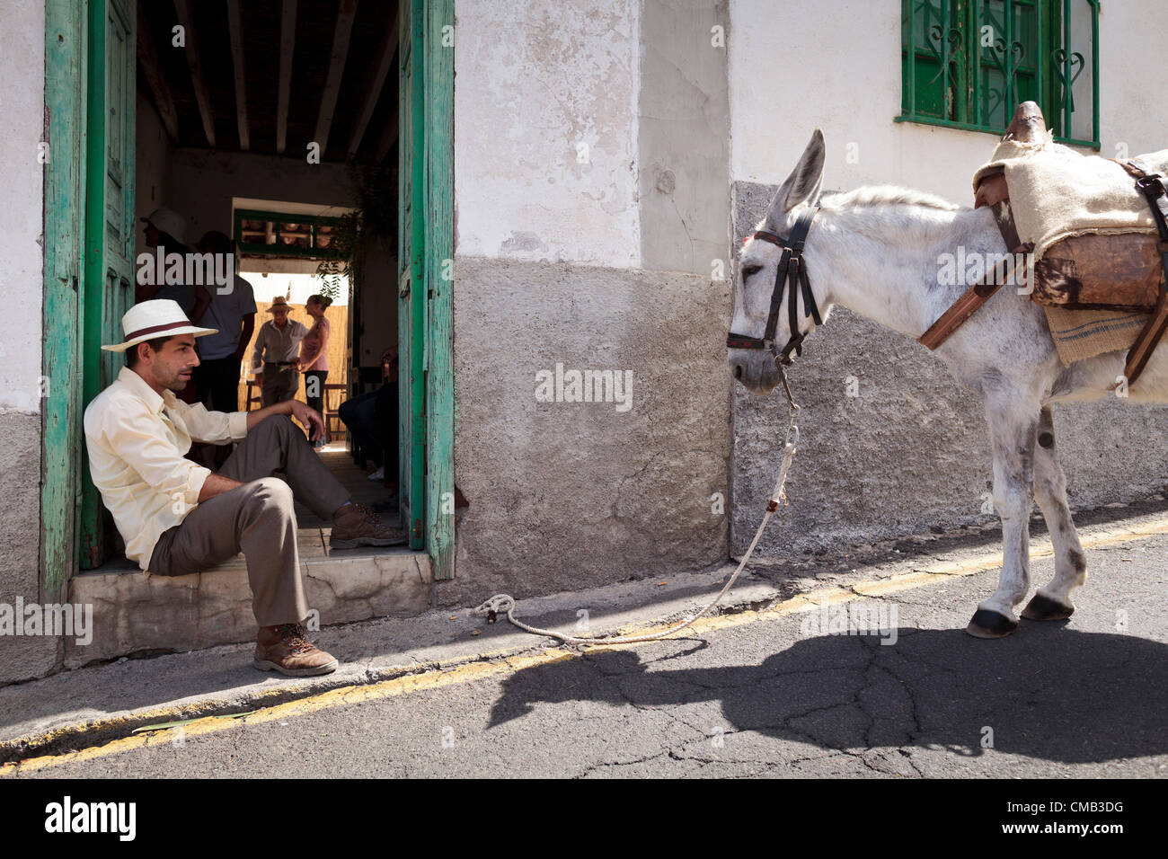 Un giorno di luglio di ogni anno gli abitanti del villaggio di Chirche alle pendici del monte Teide, Tenerife, celebrare il tradizionale stile di vita dei loro nonni. Rievoca la vecchia maniera di vita sono ricordati come esistenza quotidiana è stato negli anni cinquanta. Essi accolgono i visitatori nel villaggio per vedere come la vita ha usato essere. Chirche, Guia de Isora, Tenerife, Isole Canarie. 8/7/2012. Foto Stock