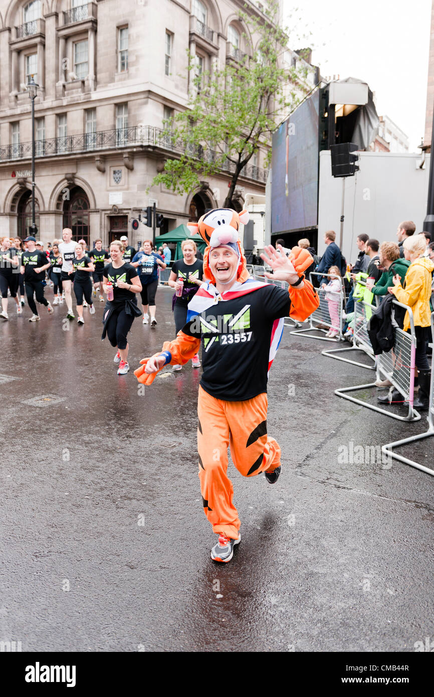 Vista dalla giunzione di Piccadilly e St James Street di pattini di Nike sponsorizzato 2012 British 10K eseguire, a Londra, Regno Unito, il 8 luglio 2012. Foto Stock