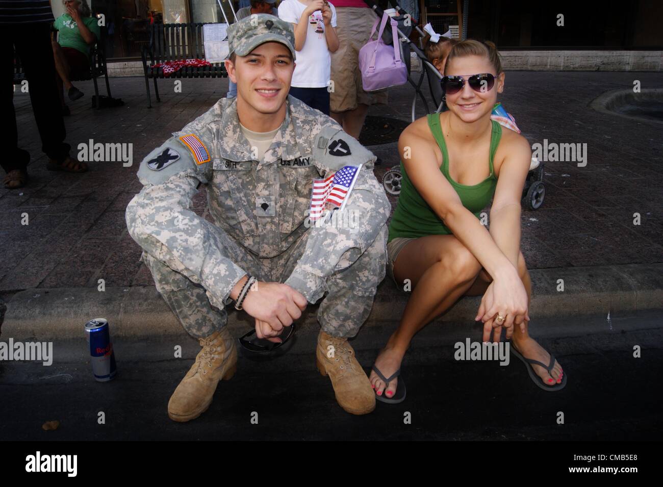 7 luglio 2012 - Austin, Texas, Stati Uniti - Iraq veterani Benvenuti Home Parade.Congress Avenue.Austin, Texas.07/07/2012.L-R)Texas National Guard spec.E-4 19 Delta Scout Iraq veterano e Jenna Macik.(Immagine di credito: Â© Jeff Newman/Globe foto/ZUMAPRESS.com) Foto Stock