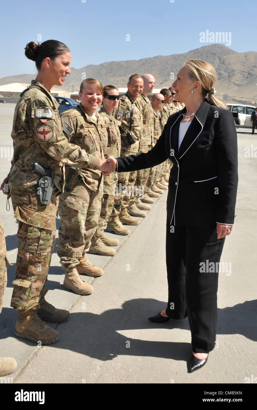 Il Segretario di Stato americano Hillary Rodham Clinton saluta un US airman durante una visita a Kabul International Airport per salutare i marinai e soldati, avieri e Marines Luglio 7, 2012 a Kabul, Afghanistan. Foto Stock