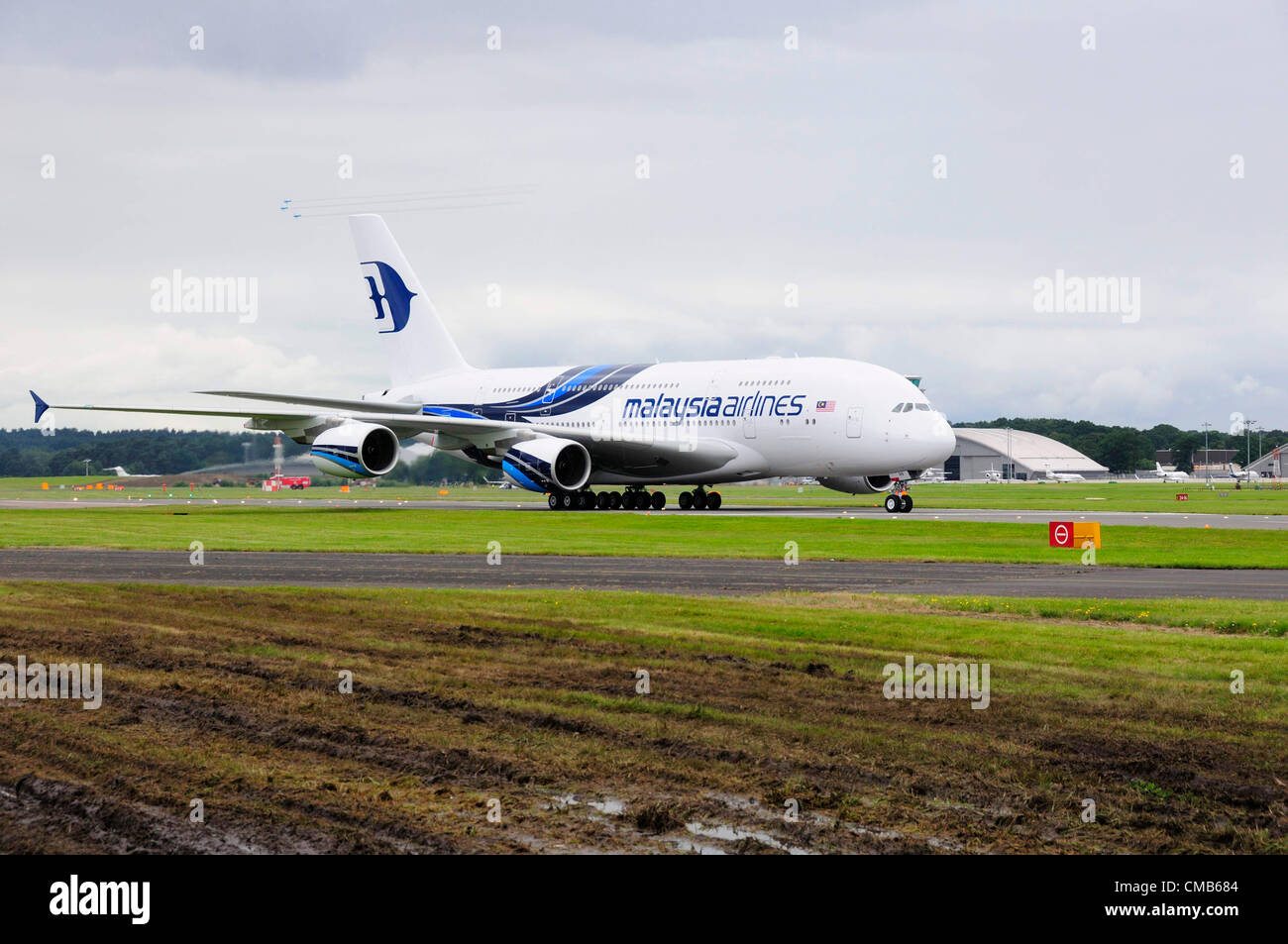 Farnborough, Regno Unito. Lunedì 9 luglio 2012. Malaysia Airlines Airbus A380 taxi-ing lungo la pista al Farnborough Airshow internazionale,Hampshire, la correzione a favore del Regno Unito: precedentemente questa didascalia detta "sbarco" è infatti taxi-ing. Foto Stock