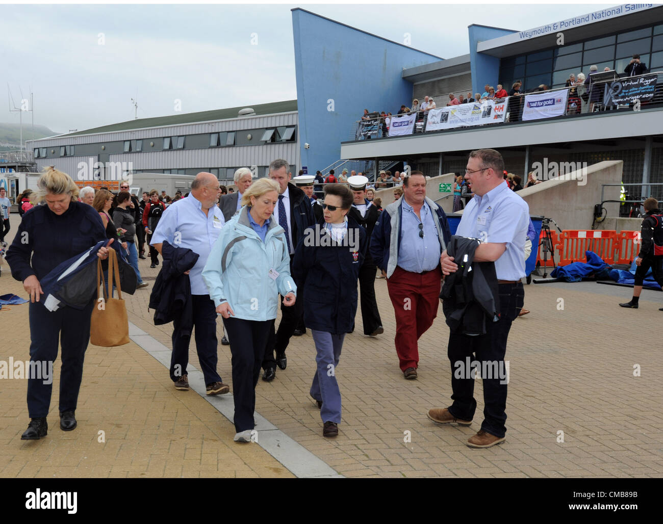 Princess Anne che frequentano scuole di una regata a Weymouth e Portland National Sailing Academy, Dorset. La Gran Bretagna. 09/07/2012 foto da: Dorset Servizio media Foto Stock