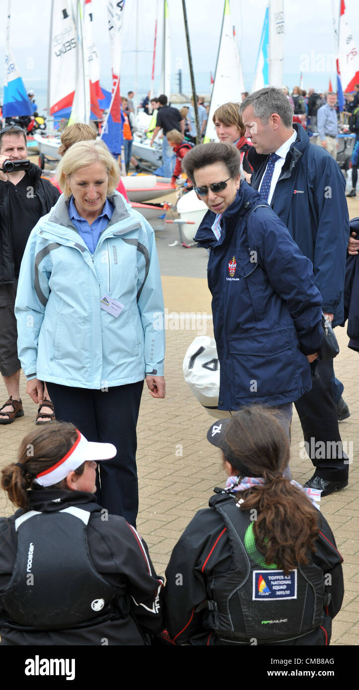 Princess Anne che frequentano scuole di una regata a Weymouth e Portland National Sailing Academy, Dorset. La Gran Bretagna. 09/07/2012 foto da: Dorset Servizio media Foto Stock