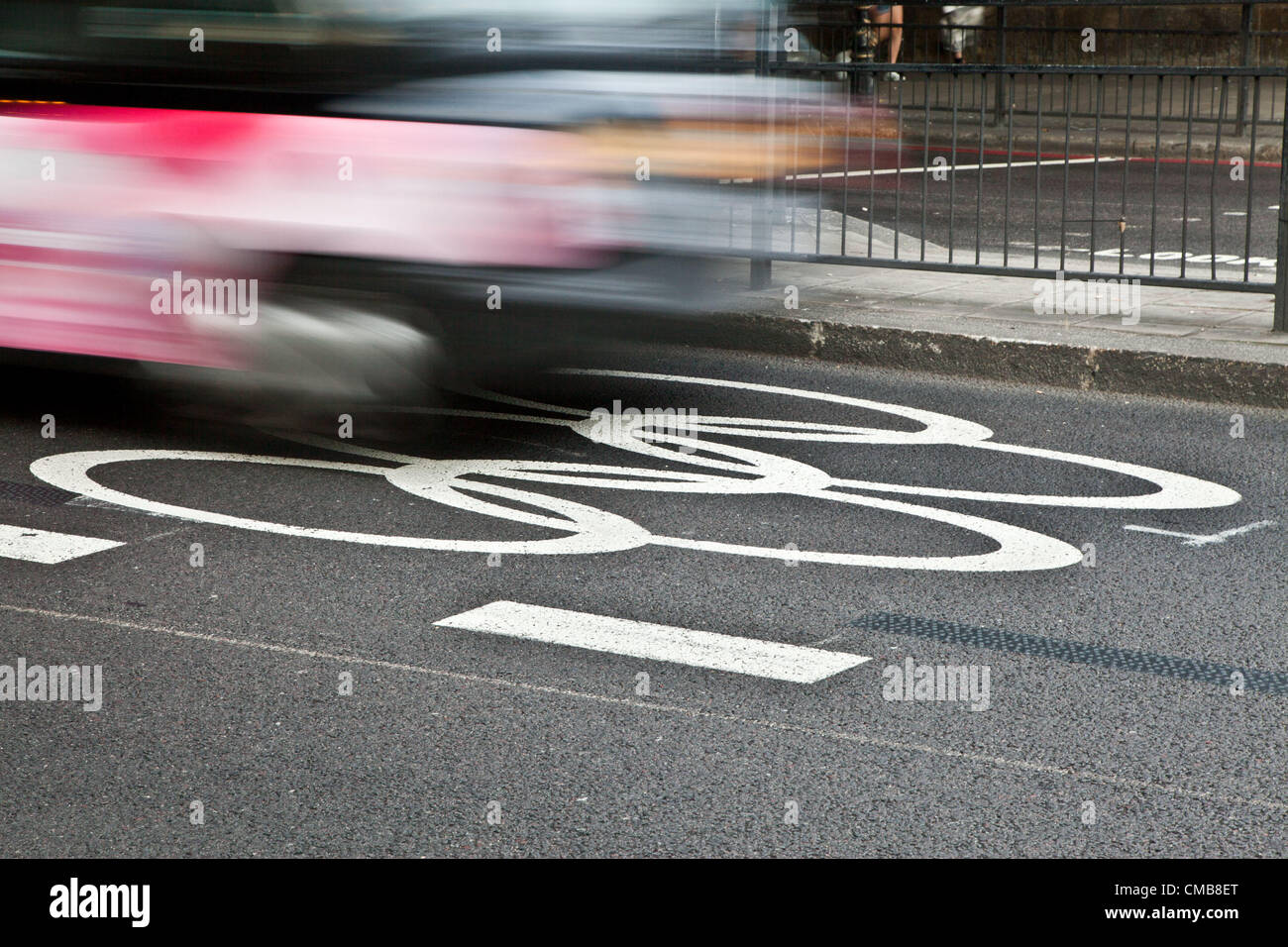 Immagine del file - Il file immagine - un taxi a Londra rigidi su un dipinto recentemente 'giochi lane' a Londra. Le corsie cominceranno ad essere applicate a pochi giorni prima che i giochi abbiano inizio. Foto Stock