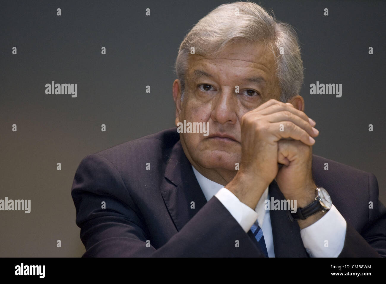 9 luglio 2012 - Messico, Distrito Federal, Messico - Andrés Manuel Lopez Obrador, candidato presidenziale del partito della Rivoluzione Democratica (PRD), ha tenuto una conferenza stampa a Città del Messico, lunedì 9 luglio 2012. Lopez Obrador detto lunedì egli non accetta il 1 luglio i risultati delle elezioni in cui ha ottenuto il secondo posto. Secondo i conteggi ufficiali rilasciati domenica dalle autorità elettorali (IFE), Lopez Obrador ha terminato secondo con 31.59 per cento del voto. L'elezione finale tally posto Enrique Peña Nieto del partito rivoluzionario istituzionale (PRI) in prima con 38.21%, vincente un margine di 3 Foto Stock