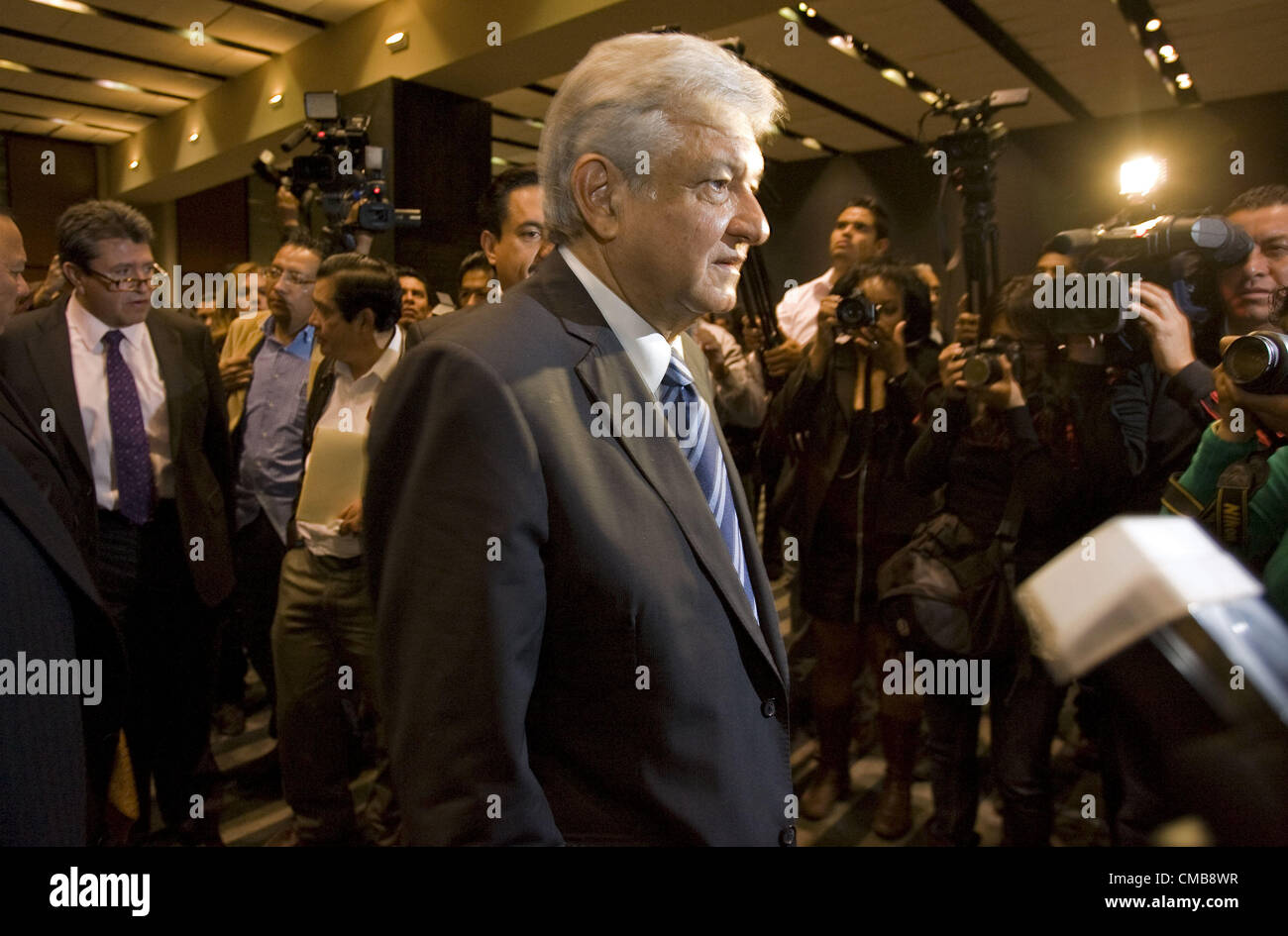 9 luglio 2012 - Messico, Distrito Federal, Messico - Andrés Manuel Lopez Obrador, candidato presidenziale del partito della Rivoluzione Democratica (PRD), ha tenuto una conferenza stampa a Città del Messico, lunedì 9 luglio 2012. Lopez Obrador detto lunedì egli non accetta il 1 luglio i risultati delle elezioni in cui ha ottenuto il secondo posto. Secondo i conteggi ufficiali rilasciati domenica dalle autorità elettorali (IFE), Lopez Obrador ha terminato secondo con 31.59 per cento del voto. L'elezione finale tally posto Enrique Peña Nieto del partito rivoluzionario istituzionale (PRI) in prima con 38.21%, vincente un margine di 3 Foto Stock