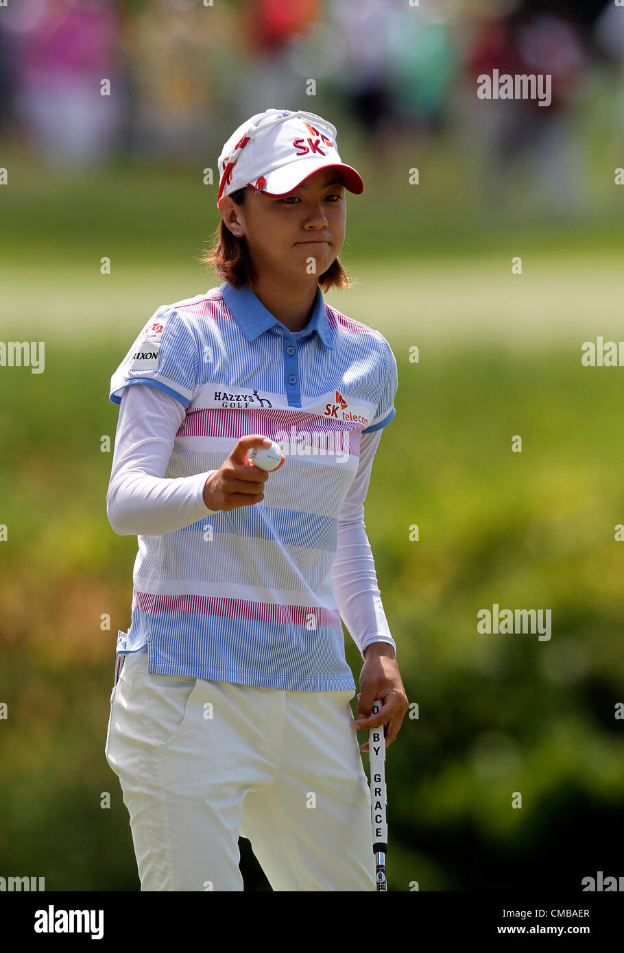 08.07.2012. Kohler, Wisconsin, Stati Uniti d'America. Na Yeon Choi dalla Corea del Sud riconosce la galleria come lei lascia il nono verde nel round finale del 2012 U.S. Open Femminile campionato a Blackwolf Run in Kohler, Wisconsin. Choi ha vinto il torneo riprese sette tratti sotto par oltre 72 fori. Foto Stock