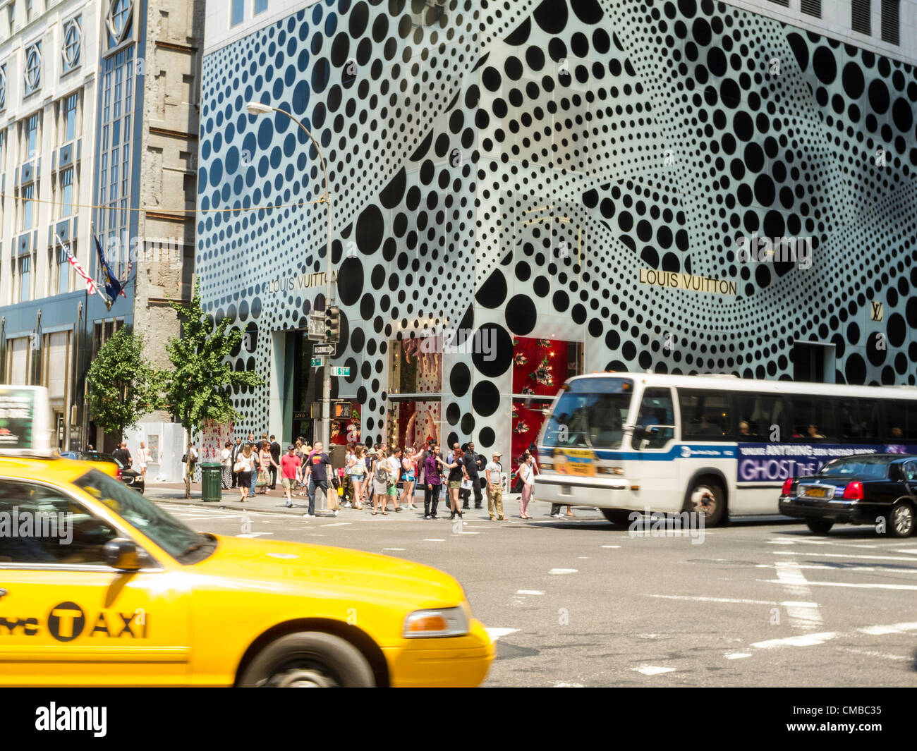 La città di New York, Stati Uniti d'America. Il 10 luglio 2012. Il punto distintivo motif è Kusama firma dell'elemento. Il negozio esterno sarà coperto in punti per un mese. Essi decorano l angolo della 57th Street. Foto Stock