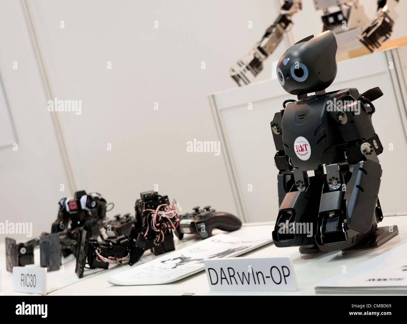 Luglio 11th, 2012 : Tokyo, Giappone - recentemente hanno innovato i robot sono visualizzati durante la ROBOTECH 2012. Più di 200 aziende mostrano per mostrare i loro nuovi prodotti innovativi nel corso Micromachine/ROBOTECH MEMS 2012 presso il Tokyo Big Sight a Tokyo in Giappone. Quest'anno la parola chiave per questa mostra è "l'innovazione aperta'. (Foto di Yumeto Yamazaki/AFLO) Foto Stock