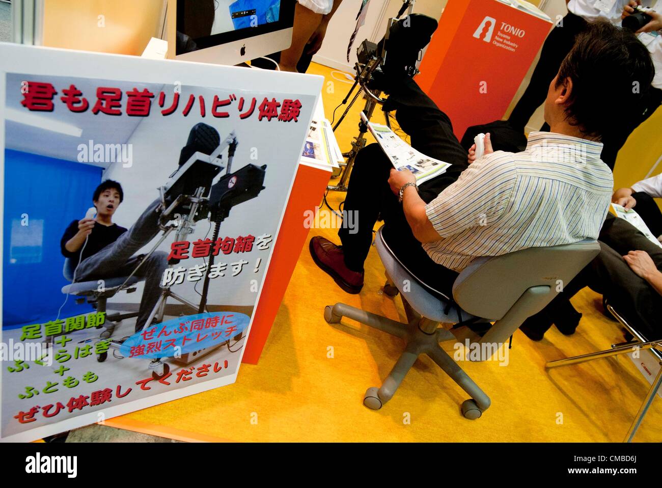 Luglio 11th, 2012 : Tokyo, Giappone - i visitatori possono provare le terapie riabilitative per la loro caviglie. Più di 200 aziende mostrano per mostrare i loro nuovi prodotti innovativi nel corso Micromachine/ROBOTECH MEMS 2012 presso il Tokyo Big Sight a Tokyo in Giappone. Quest'anno la parola chiave per questa mostra è "l'innovazione aperta'. (Foto di Yumeto Yamazaki/AFLO) Foto Stock