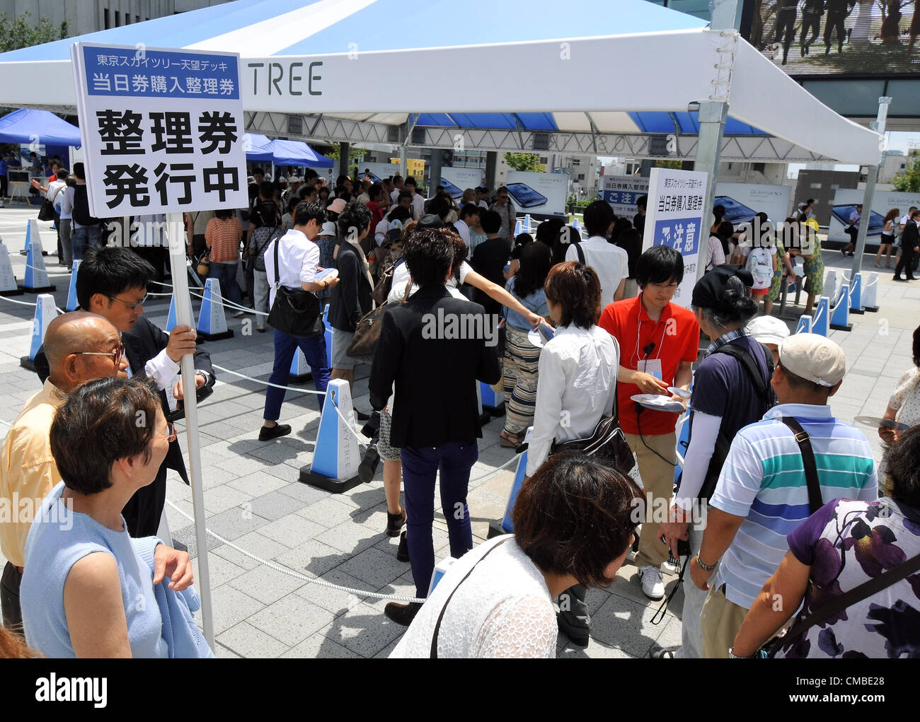 Luglio 11, 2012, Tokyo, Giappone - Persone attendere in linea per comprare walk-up i biglietti per il obervation mazzo di Tokyo Skytree, i mondi più alto self-standing torre televisiva nel centro di Tokyo. Alcuni 420 persone in fila per ottenere i biglietti prima che la torre ha aperto le sue porte al mattino. Più di 640,000 persone hanno visitato i 634 metri dalla torre 9 luglio sin dalla sua apertura il 22 maggio 2012. Foto Stock