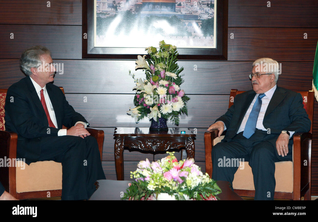 Marzo 17, 2008 - Ramallah, West Bank, Territorio palestinese - il Presidente Palestinese, Mahmoud Abbas (Abu Mazen) soddisfa con U.S. Il vice segretario di Stato, William Burns, in Cisgiordania città di Ramallah in Luglio 11 2012 (credito Immagine: © Thaer Ganaim APA/images/ZUMAPRESS.com) Foto Stock