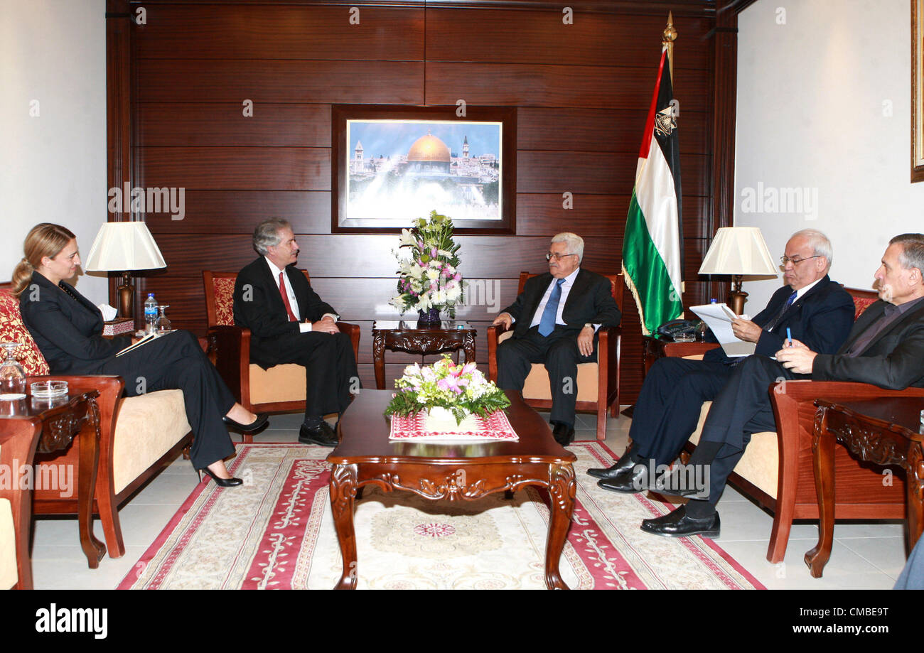 Marzo 17, 2008 - Ramallah, West Bank, Territorio palestinese - il Presidente Palestinese, Mahmoud Abbas (Abu Mazen) soddisfa con U.S. Il vice segretario di Stato, William Burns, in Cisgiordania città di Ramallah in Luglio 11 2012 (credito Immagine: © Thaer Ganaim APA/images/ZUMAPRESS.com) Foto Stock
