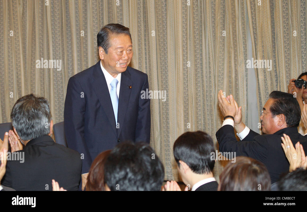 Luglio 11, 2012 - Tokyo, Giappone - Giapponese veterano politico ICHIRO OZAWA che ha lanciato la corrente pregiudiziale Partito democratico del Giappone, partecipa a una nuova convenzione di partito dopo il lancio del suo nuovo partito sulla luglio 11, 2012 a Tokyo, Giappone. Insieme con 37 inferiore i membri della casa e 12 upper house membri, Ozawa è di nuovo gruppo consiste di 49 membri. (Credito Immagine: © Koichi Kamoshida Jana/press/ZUMAPRESS.com) Foto Stock