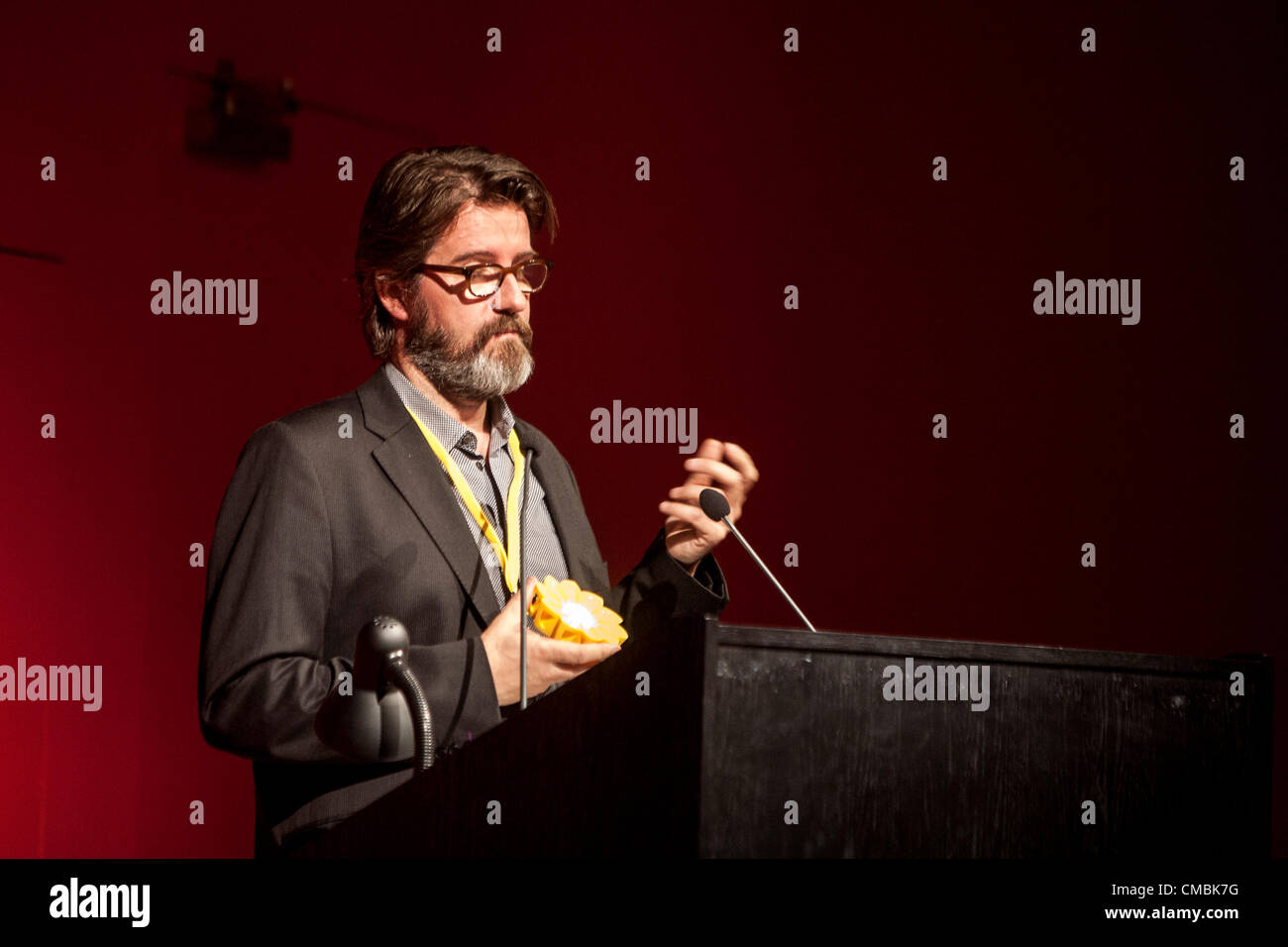 Londra, Regno Unito, 12/07/2012. Artista, Olafur Eliasson, intervenendo a una conferenza stampa per annunciare i dettagli della sua nuova commissione per il London Festival 2012. Egli ha creato "l'Poco sole' con ingegnere, Ottesen Frederirik, un piccolo di plastica alimentati a energia solare luce nella forma di un sole che egli auspica possa migliorare lo stile di vita nei paesi in via di sviluppo. La Tate Modern si invitano i visitatori a speciali "Tate Blackout' serate a guardare le visualizza nelle tenebre. Foto Stock