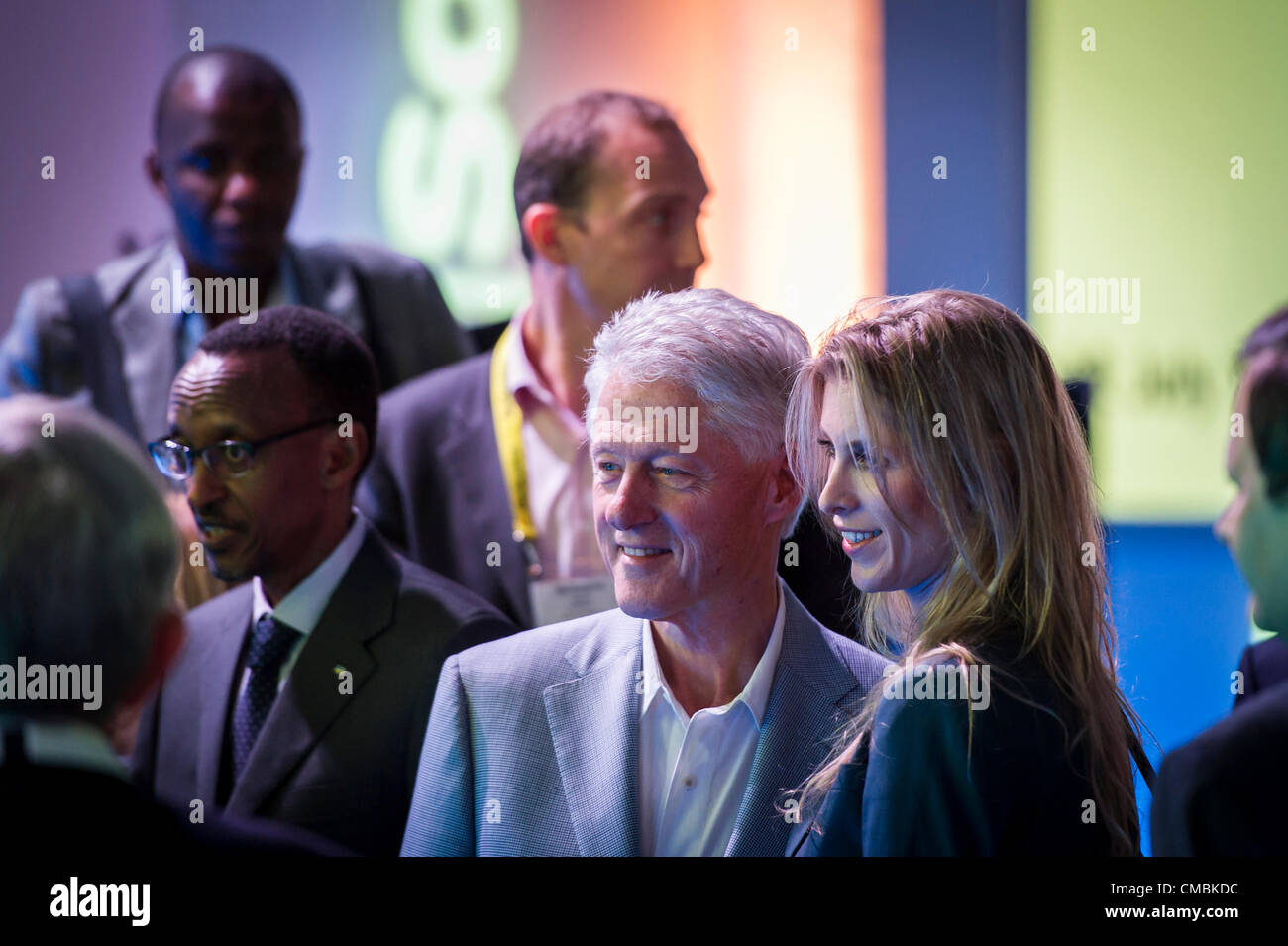 12 luglio 2012 il presidente Bill Clinton fondatore del William J. Clinton Foundation e quarantaduesimo Presidente degli Stati Uniti d'America e la figlia Chelsea Clinton (a destra), risorsa conferenza globale, discutendo e sfidando i preconcetti sui nostri attuali sistemi politici ed economici, Università di Oxford Scuole di esame, Oxford, Regno Unito Foto Stock