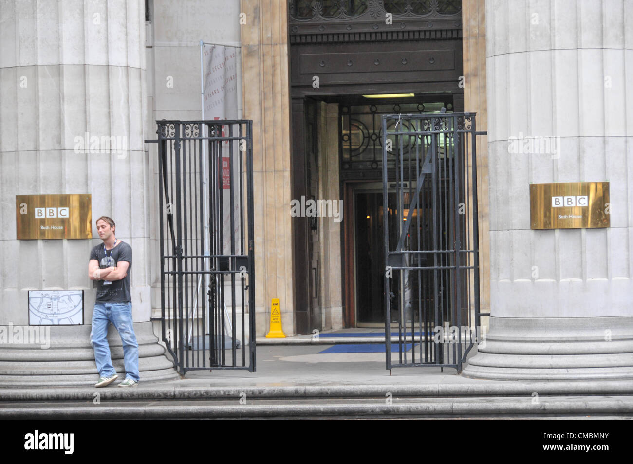 Aldwych, Londra, Regno Unito. Un dipendente di Bush House. L'ultimo la BBC World Service notifica è stata fatta da Bush House, la finale news bulletin è stata letta a mezzogiorno. Foto Stock