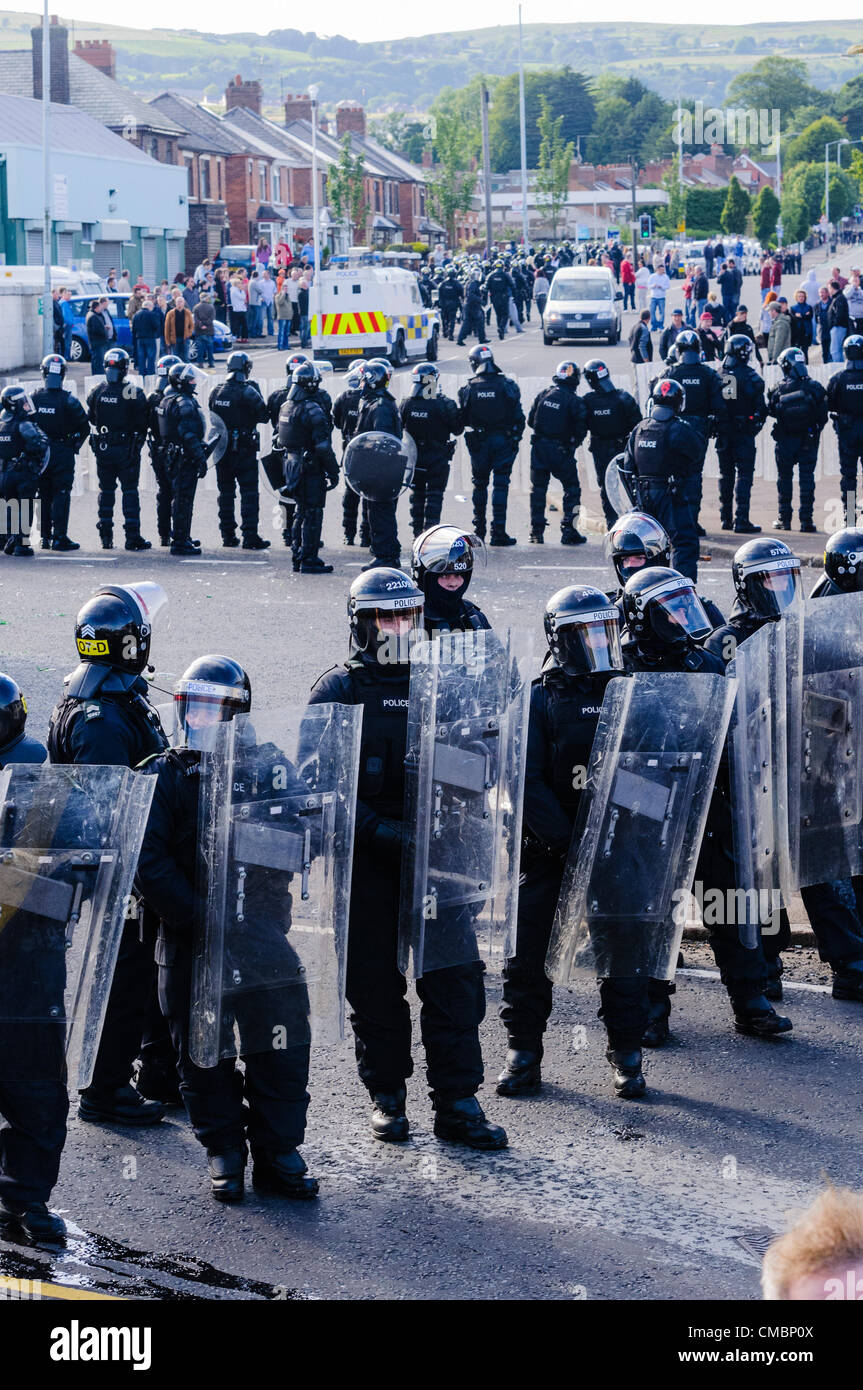 Belfast, 12/07/2012 - centinaia di poliziotti in tenuta da sommossa mantenere nazionalisti e unionisti distanti come la violenza scoppia in Ardoyne 12 luglio successivo ordine arancione parade Foto Stock