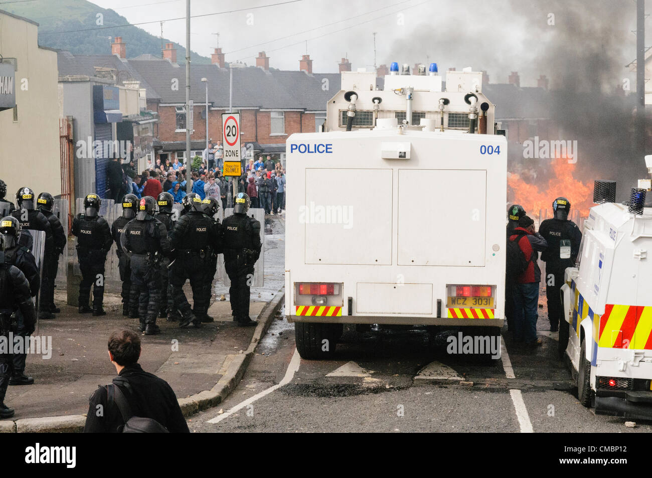 Belfast, 12/07/2012 - cannone ad acqua viene portato in per disperdere i dimostranti come la violenza scoppia in Ardoyne 12 luglio successivo ordine arancione parade Foto Stock