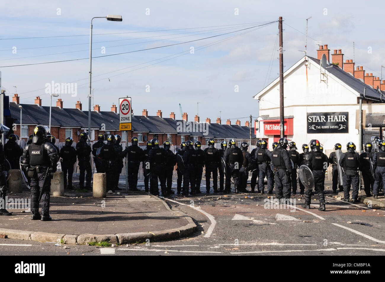 Belfast, 12/07/2012 - La violenza scoppia in Ardoyne 12 luglio successivo ordine arancione parade Foto Stock